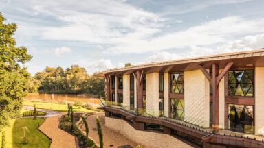 Blacknest Park, Ascot: Natural Stone as a Model for Sustainable Architecture